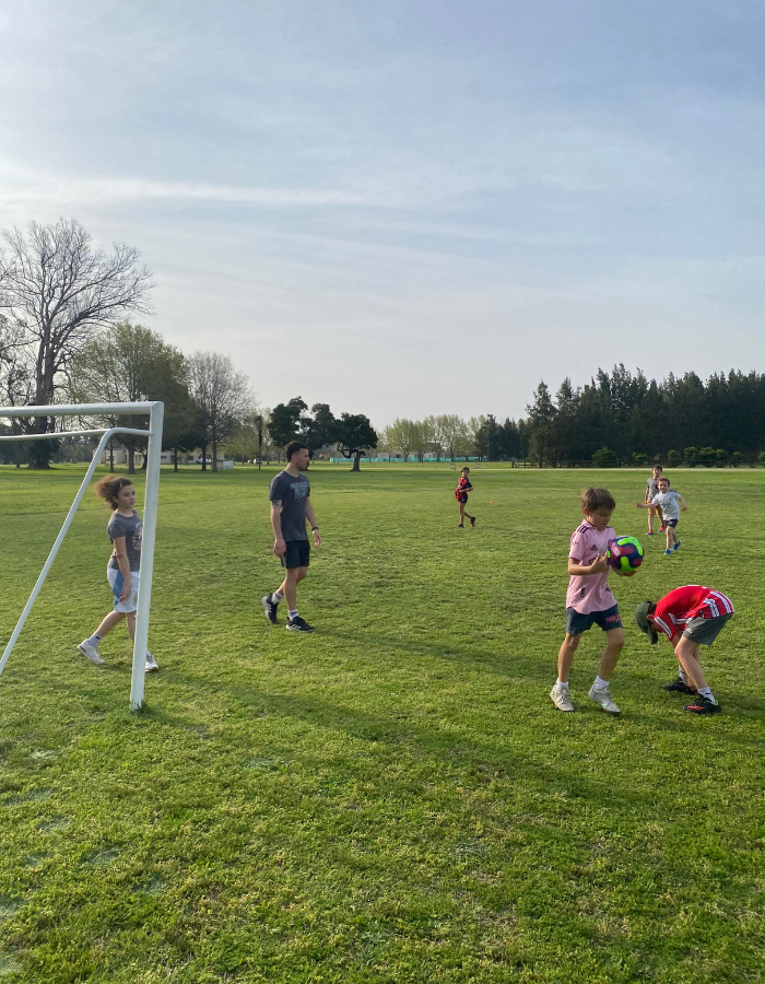 niños en una cancha de futbol
